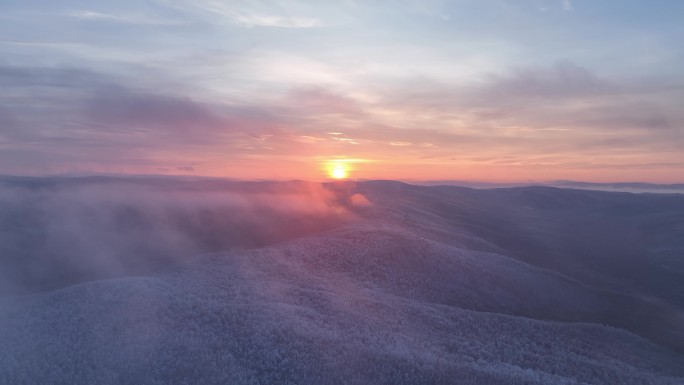 航拍大兴安岭雪色山林冻雾日出