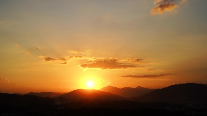 山峰日出延时太阳升起远山群山温暖阳光风景