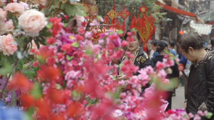 广州居民新年逛街购买鲜花新年气氛