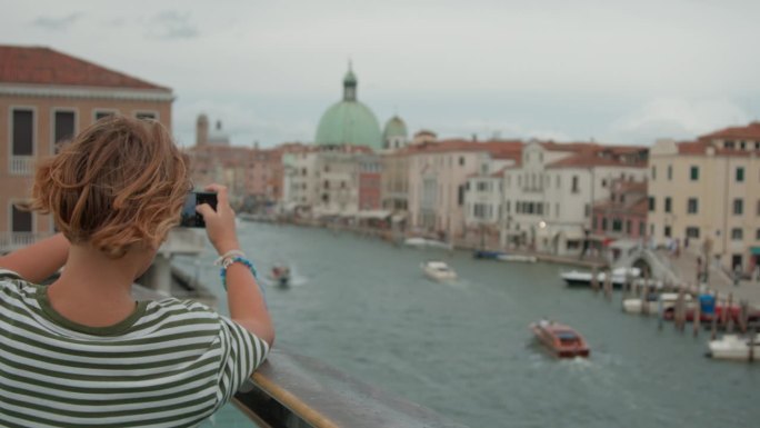 拍摄大运河和圣西蒙尼短笛的少年