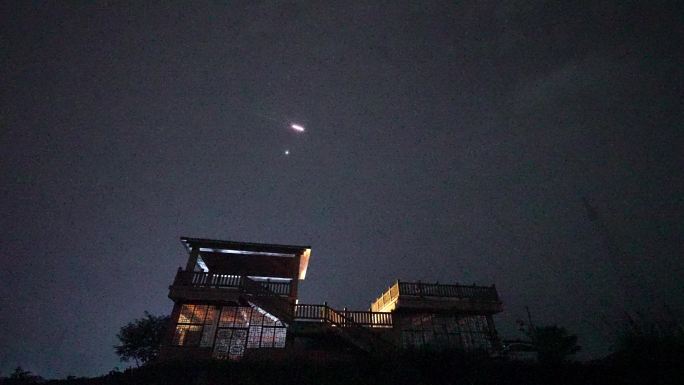 流星划过星空房屋流星雨火流星录像夜景