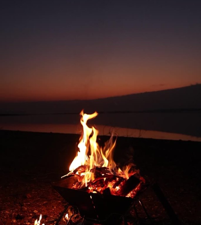 湖边露营地篝火慢动作，夜晚