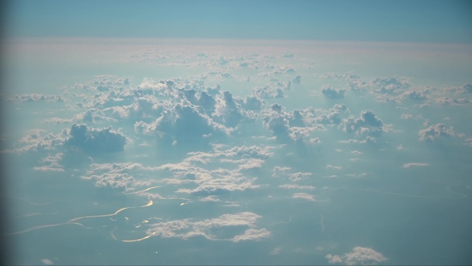 蓝天白云，从飞机舷窗看出去