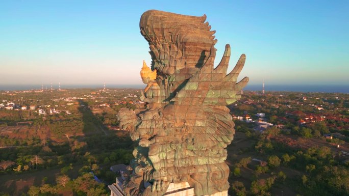 印度尼西亚巴厘岛南库塔的鹰路达维斯努肯卡纳GWK文化公园令人惊叹的日落。