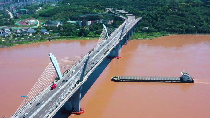 泸州长江 大桥  船过桥