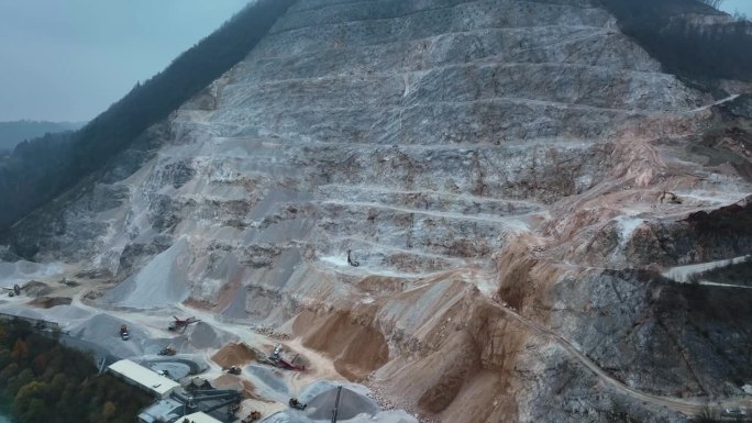 雾蒙蒙的早晨，无人机拍摄的一个大采石场
