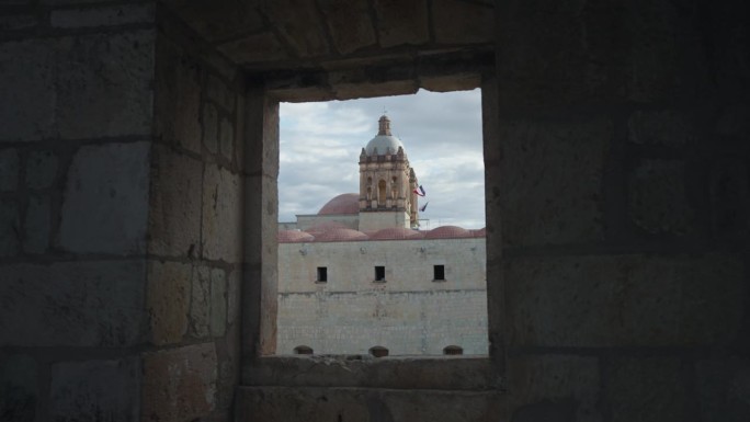 从窗口看到的墨西哥瓦哈卡州圣多明各古兹曼教堂和修道院的塔