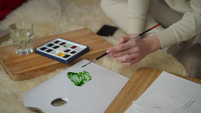 用自己的双手用水彩画贺卡的创作过程。