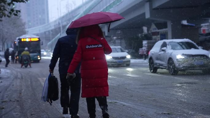 风雪中前行慢镜头 行人 车辆