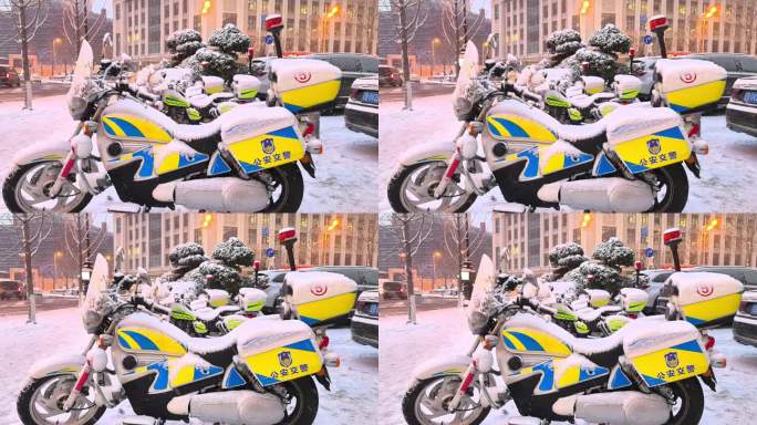 暴雪中的警用摩托车