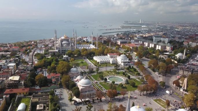 航拍伊斯坦布尔圣索菲亚大教堂和蓝色清真寺。与圣索菲亚大教堂相抗衡的苏丹艾哈迈德清真寺，