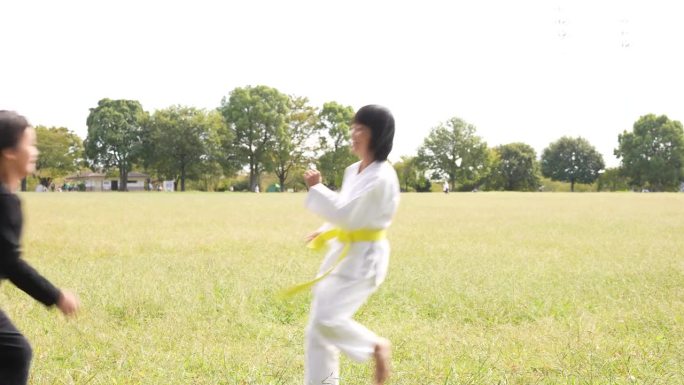 女孩和男孩在做空手道对打