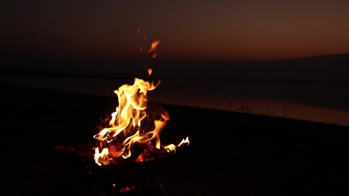 湖边露营地篝火慢动作，夜晚