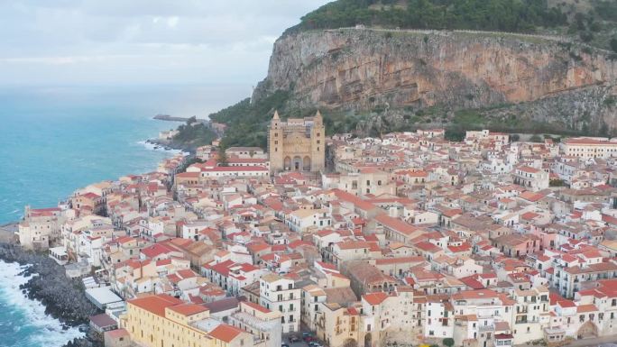 鸟瞰美丽的度假小镇切法卢，这是意大利西西里岛地区巴勒莫省的一个公社。联合国教科文组织