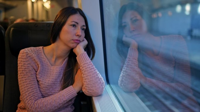 哥本哈根，一名坐在火车上的沉思女子