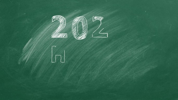用粉笔在绿板上写着2024年新年快乐