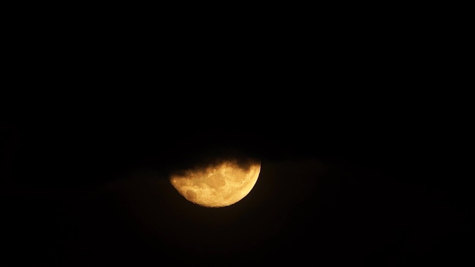 月亮延时乌云散开移动的云朵