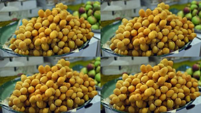 科威特市Al-Mubarakiya集市上出售的新鲜枣子