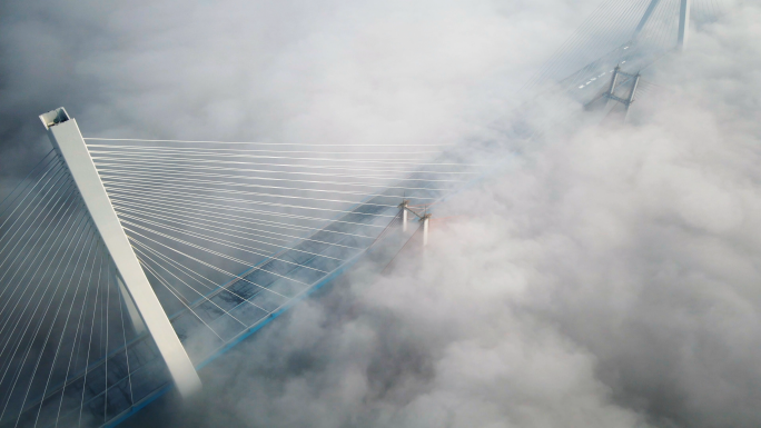 大雾下的大桥