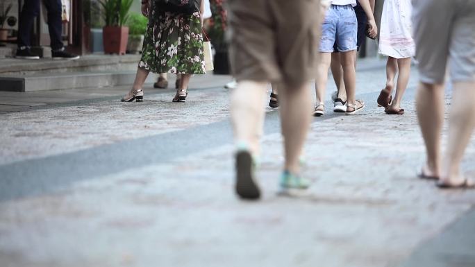 古街道逛街脚步行走在古街 道 人流脚步