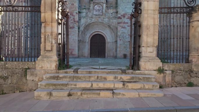 在卡斯蒂利亚-拉曼查的西古恩扎老城，有高塔的中世纪石头大教堂。