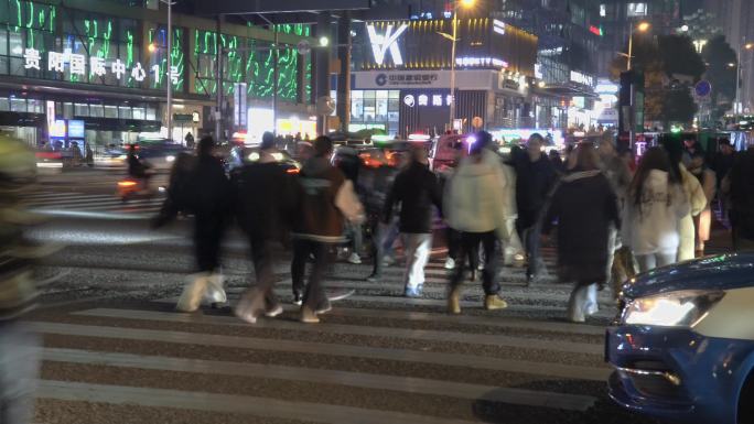 城市街道慢门人流车流夜晚斑马线