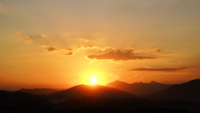 山峰日出延时太阳升起远山群山温暖阳光风景