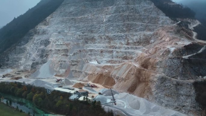 无人机拍摄的一个空旷的采石场位于山上在晚上