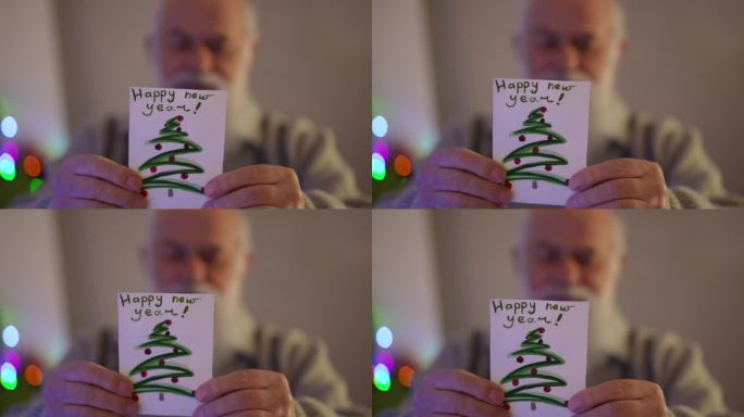 一位白发苍苍的老人在读新年贺卡。