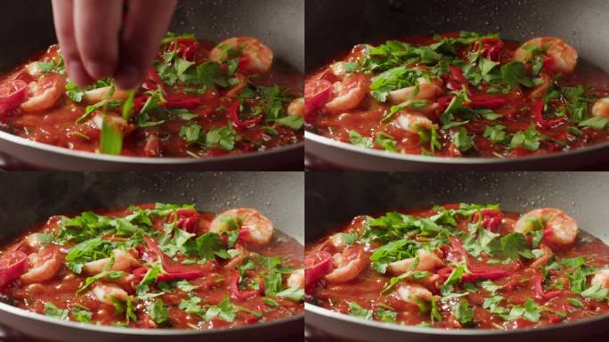 西红柿、红辣椒、酸橙汁和虾在锅里慢慢地腐烂。传统的亚洲墨西哥泰国菜。高品质的工作室拍摄微距特写。做意