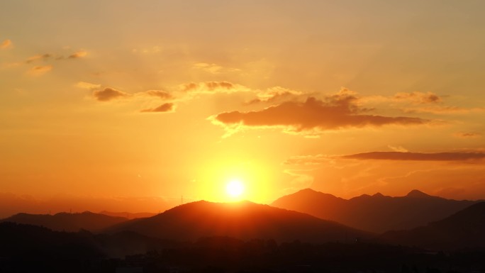 山峰日出延时太阳升起远山群山温暖阳光风景