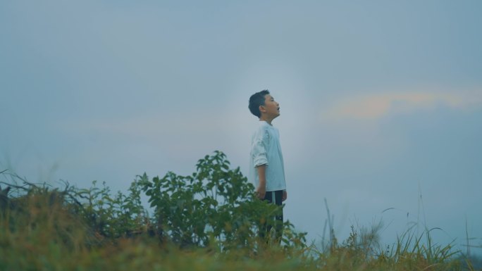 孩子在大山中呐喊