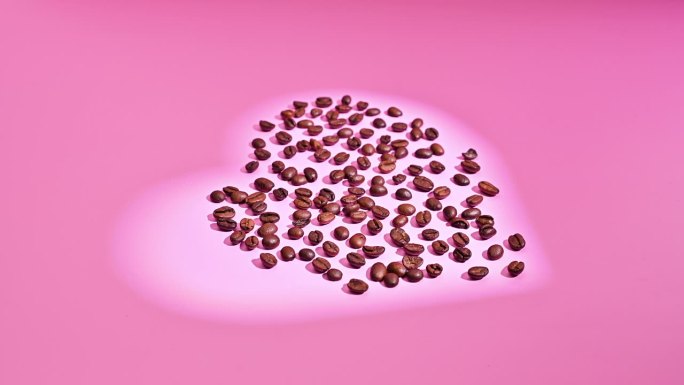 定格动作咖啡豆出现在心光光环中。停止运动
