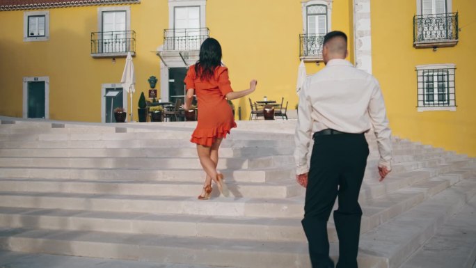 热情的西班牙夫妇在街上的楼梯上跳着拉丁风格的热舞