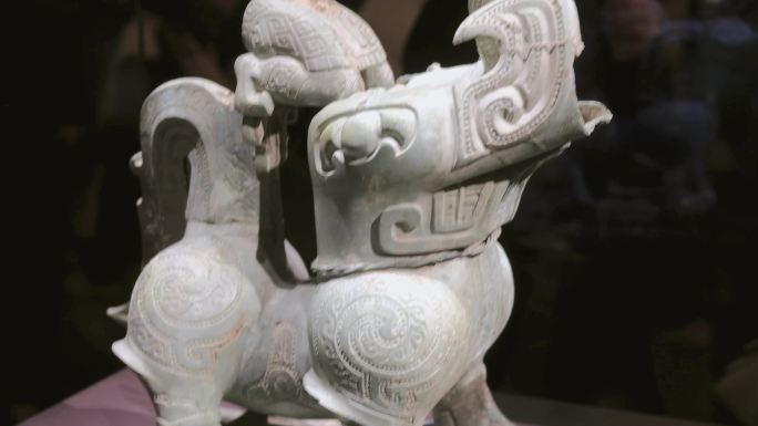 四川德阳广汉三星堆博物馆文物青铜神兽