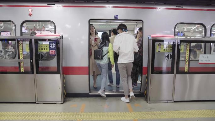 北京晚高峰地铁人群 地铁玩手机的人
