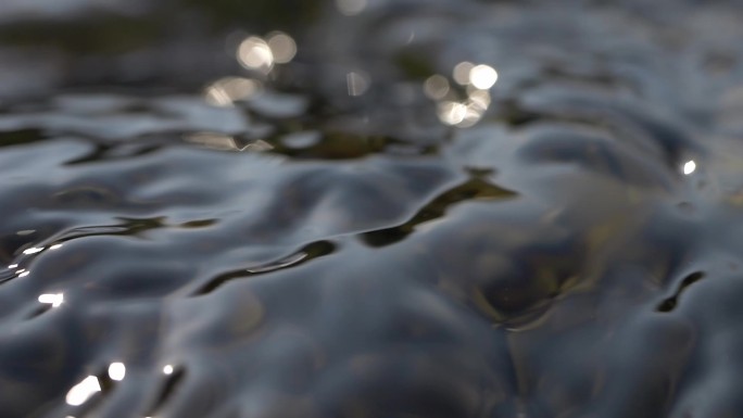 流水涓涓细流