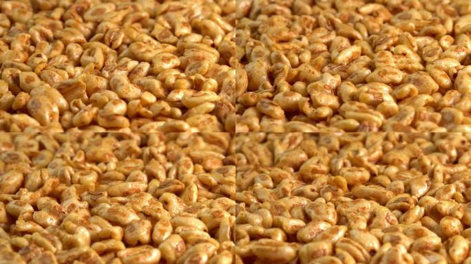 烤甜膨化小麦在宏观上像背景侧视图一样旋转。干早餐为你一天的工作补充能量