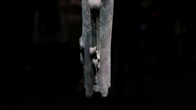 德阳广汉三星堆博物馆文物商铜爬龙柱形器