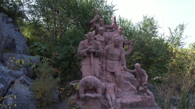 人民群众欢庆通水丰收的雕像