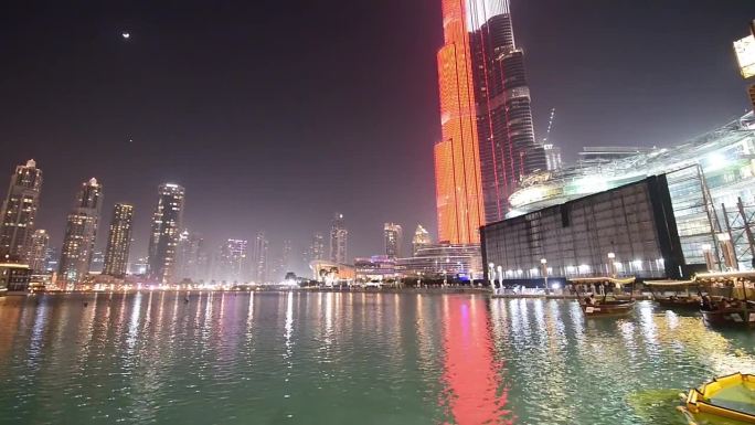 2016年12月5日，阿联酋迪拜:沿着迪拜市中心的街道漫步，欣赏哈利法塔的夜景