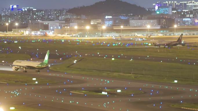 台湾长荣航空飞机和顺丰航空飞机滑行、起飞