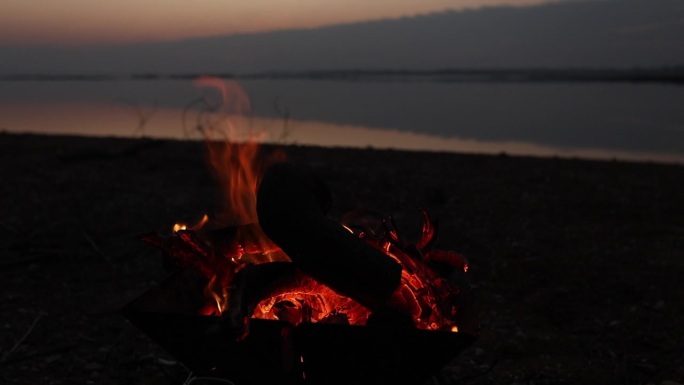 湖边露营地篝火慢动作，夜晚