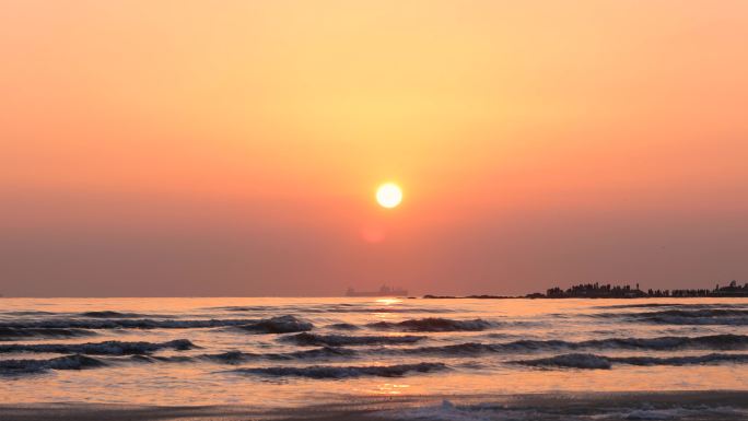 波光粼粼的海面与唯美的日出海浪与日出同框