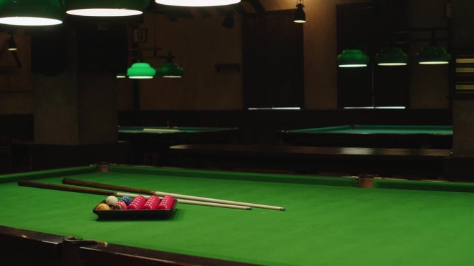 斯诺克彩色球在绿色台球桌上的特写，开始比赛。斯诺克比赛。台球桌上有数字的台球。台球团体运动