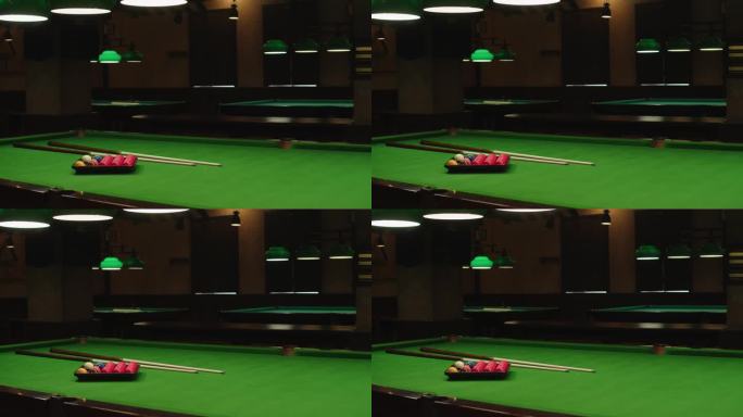 斯诺克彩色球在绿色台球桌上的特写，开始比赛。斯诺克比赛。台球桌上有数字的台球。台球团体运动