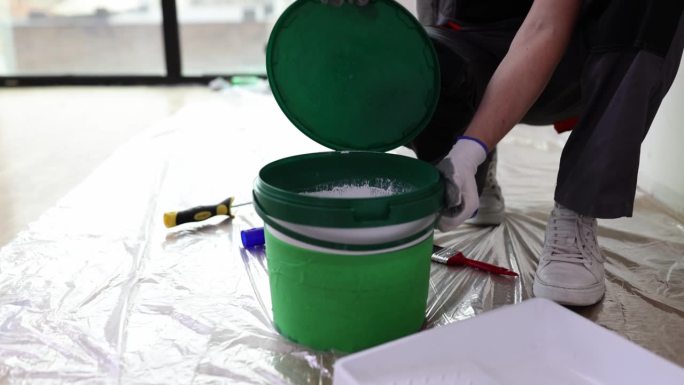修理工大师用白色油漆打开塑料罐，特写4k电影慢动作