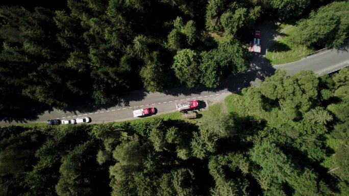 神奇的鸟瞰消防车在行动在森林在阳光明媚的一天4k