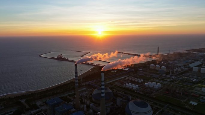 海南东方落日下的海边工厂