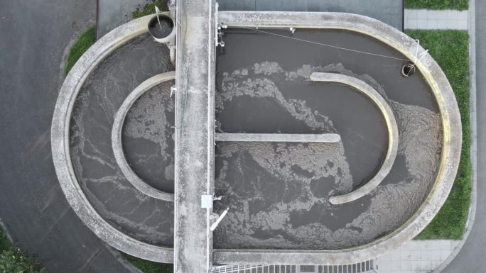 城市污水处理厂的现代化净水设施鸟瞰图，去除有害化学物质、悬浮物的净化过程，工业概念